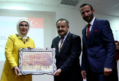 Première Dame Erdoğan Visite l’École de Filles de la Fondation Maarif de Turquie