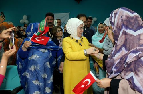 Emine Erdoğan Maarif Vakfı Kız Okulu'nu ziyaret etti