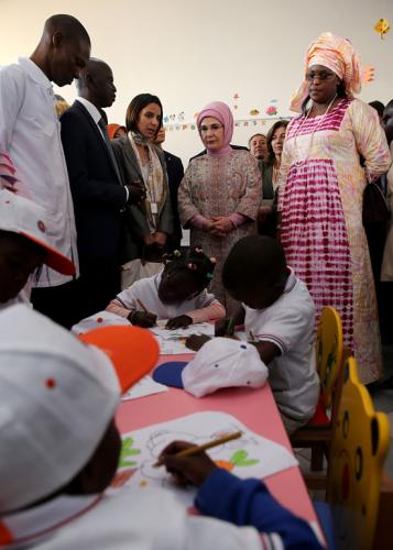 Emine Erdoğan, Senegal’de Pikine Sosyal Pediatri Enstitüsü’nü ziyaret etti