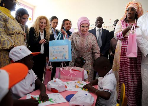 Emine Erdoğan, Senegal’de Pikine Sosyal Pediatri Enstitüsü’nü ziyaret etti