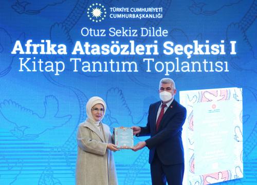 Emine Erdoğan, “Otuz Sekiz Dilde Afrika Atasözleri Seçkisi 1” kitabının tanıtım programına katıldı
