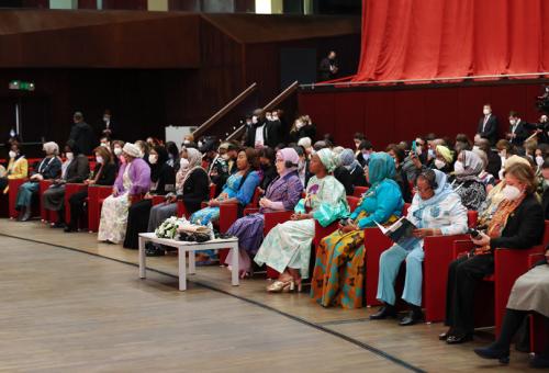 Emine Erdoğan, İstanbul Kongre Merkezi'nde gerçekleştirilen 3. Türkiye-Afrika Ortaklık Zirvesi kapsamında düzenlenen "Gezegenimiz için El Ele: İklim Tartışmasında Afrikalı Seslerin Duyurulması" panelinde konuştu.